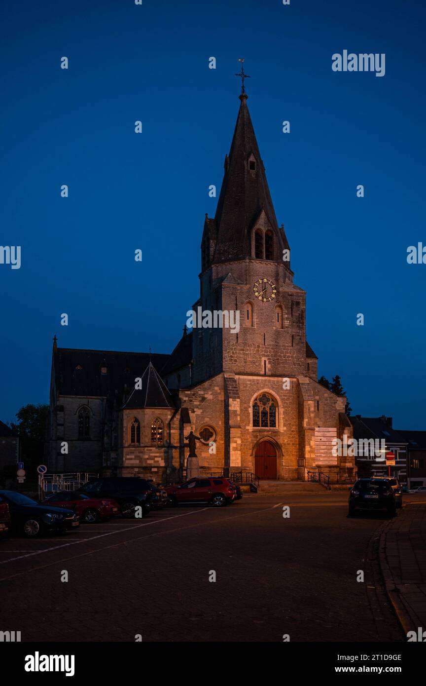 Denderleeuw, Ostflämische Region, Belgien, 1. Oktober, 2023: die katholische Kirche St. Amand des Dorfes in der Abenddämmerung Stockfoto