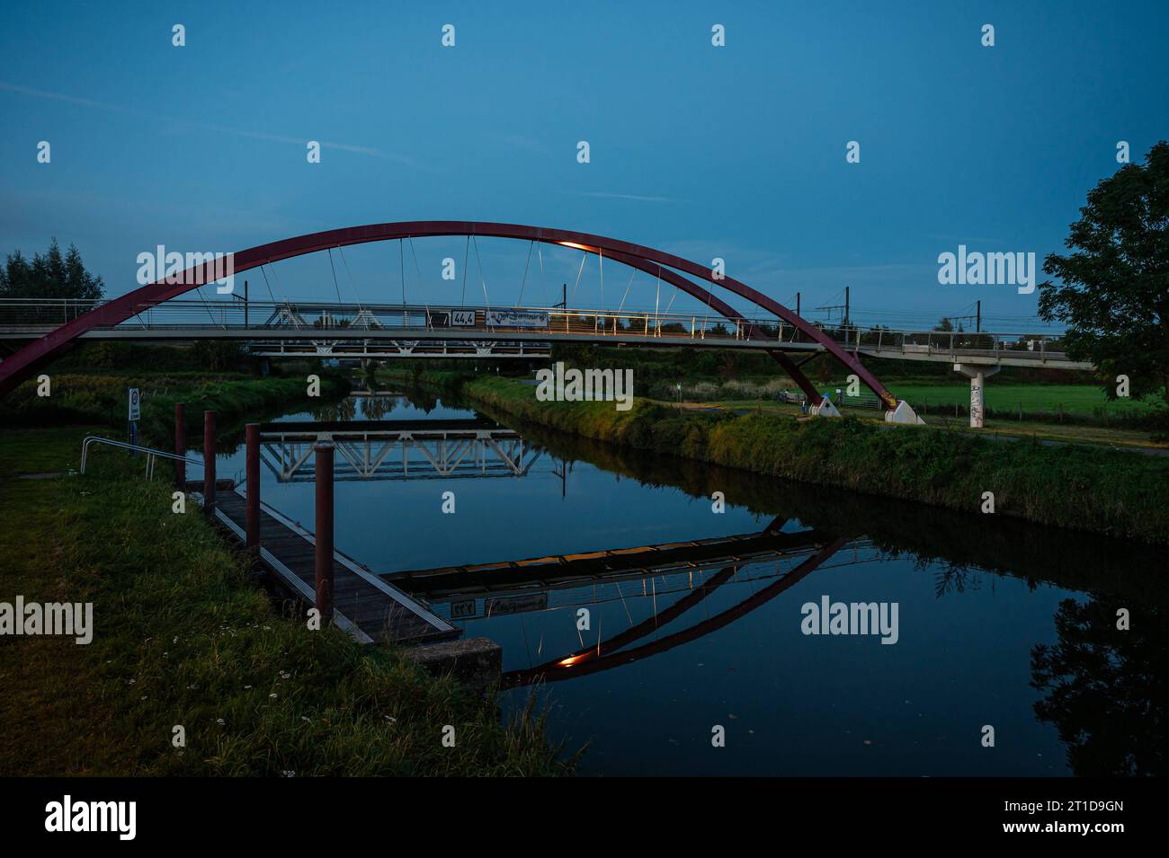 Denderleeuw, Ostflämische Region, Belgien, 1. Oktober, 2023: Brücke über den Fluss Dender während der blauen Stunde Stockfoto