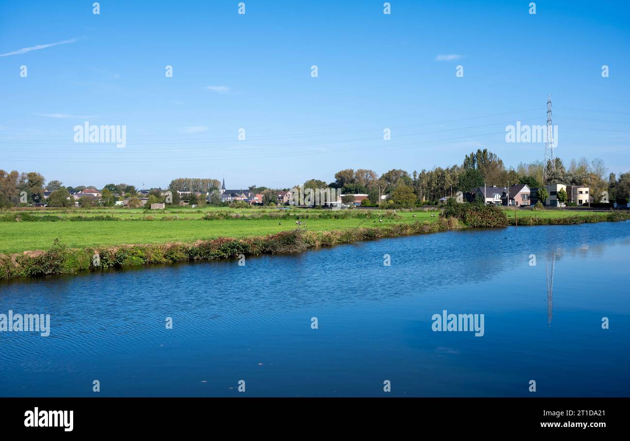 Häuser und Natur spiegeln sich im Wasser des Flusses Dender, Ninove, Ostflämische Region, Belgien, Oktober Credit: Imago/Alamy Live News Stockfoto