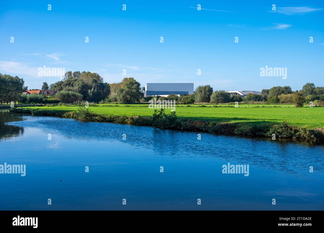 Industriehäuser spiegeln sich im Wasser des Flusses Dender, Ninove, Ostflämische Region, Belgien Credit: Imago/Alamy Live News Stockfoto