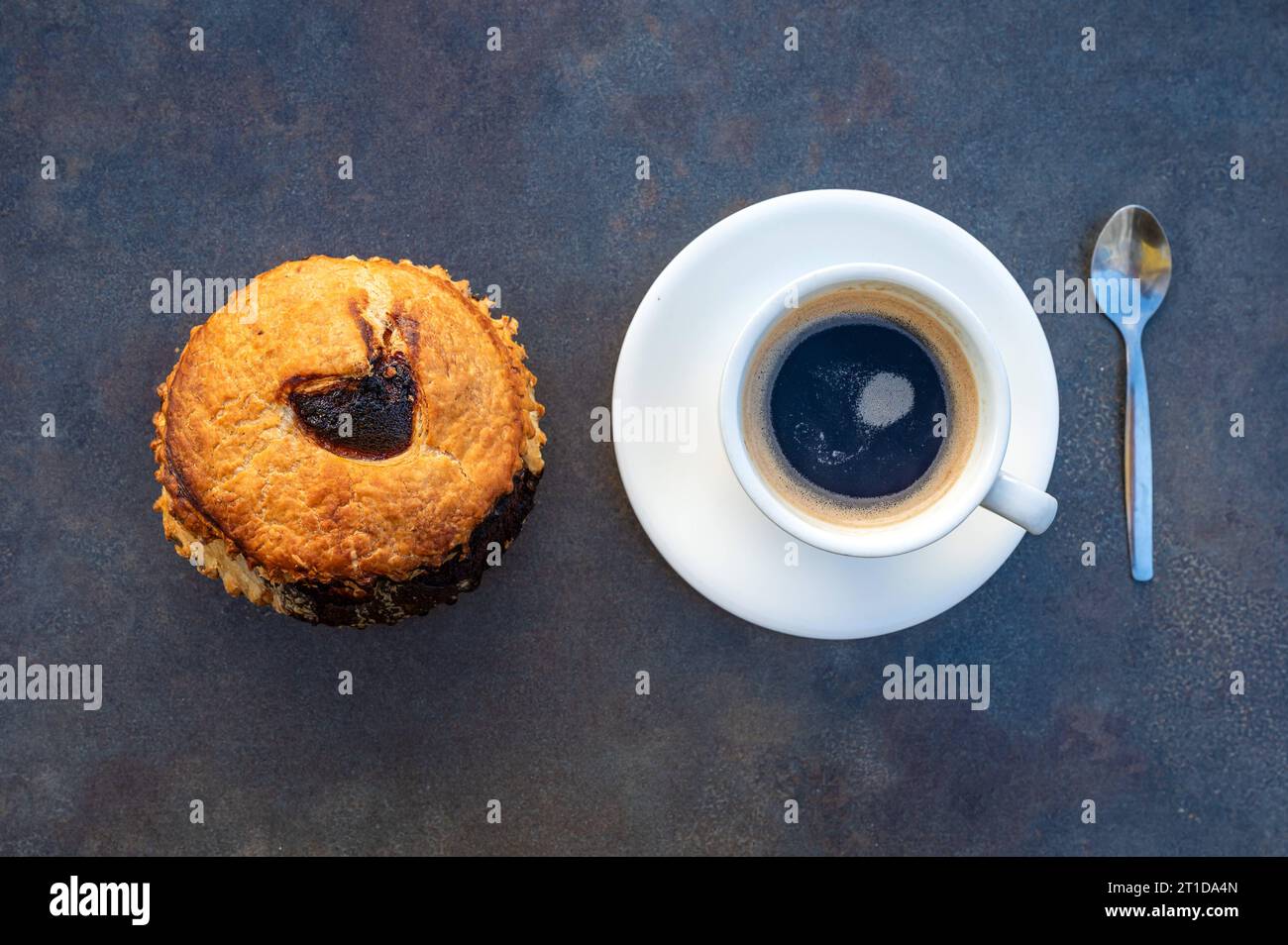 Overhead-Aufnahme eines Mattentaart süßen Kuchens und eines Kaffees, Geraardsbergen, Ostflämische Region, Belgien Credit: Imago/Alamy Live News Stockfoto