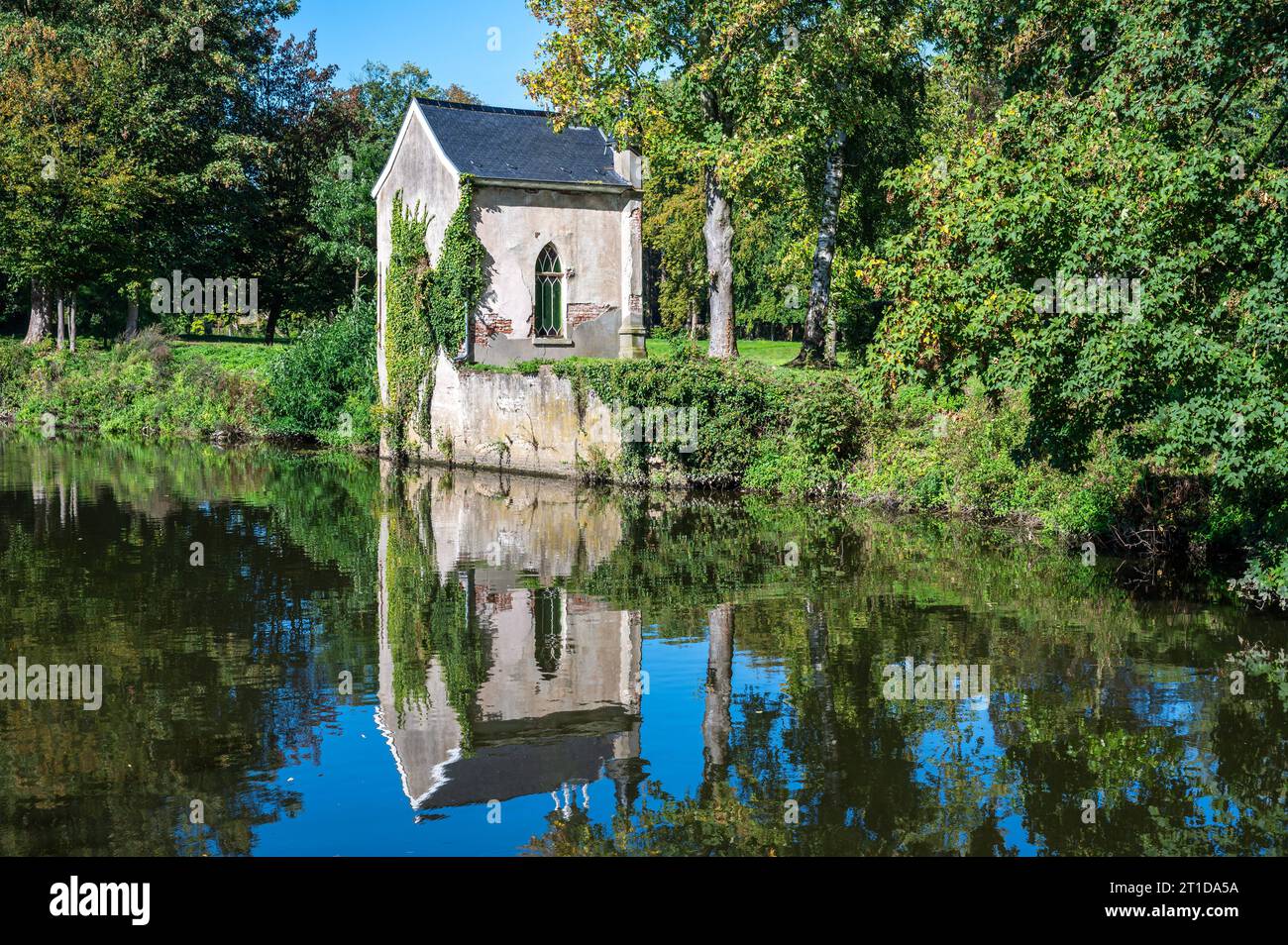 Alte Kapelle reflektiert im Wasser des Flusses Dender, Geraardsbergen, Ostflämische Region, Belgien Credit: Imago/Alamy Live News Stockfoto