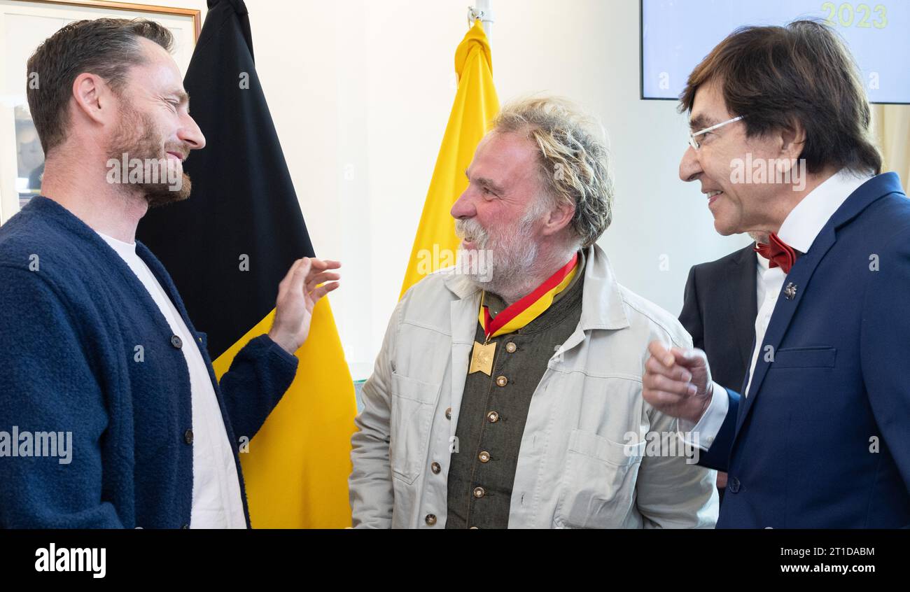 Namur, Belgien. Oktober 2023. Helfer der humanitären Hilfe Olivier Vandecasteele, Bouli Lanners, Schauspieler, Drehbuchautor, Regisseur und wallonischen Ministerpräsidenten Elio Di Rupo, dargestellt während der Verleihung des Ehrenverdiensts der Wallonie durch die wallonische Regierung am Freitag, den 13. Oktober 2023, im Elysette in Jambes, Namur. BELGA FOTO BENOIT DOPPAGNE Credit: Belga News Agency/Alamy Live News Stockfoto