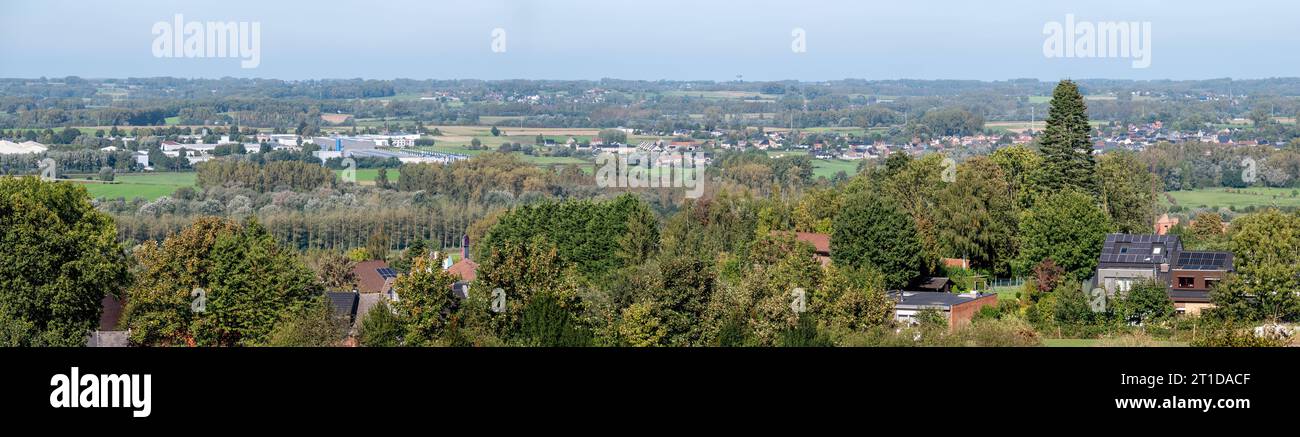 Extragroßer Panoramablick aus einem hohen Winkel auf die berühmte Mauer oder Muur van Geraardsbergen, Ostflämische Region, Belgien Stockfoto