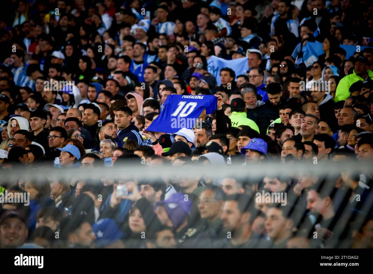 Diego Maradona Trikot wurde während des Spiels zwischen Argentinien und Paraguay im Qualifikationsspiel zur FIFA-Weltmeisterschaft 2026 bei Estadio Monumental Antonio Vespucio Liberti gesehen. Endnote; Argentinien 1–0 Paraguay (Foto: Roberto Tuero / SOPA Images/SIPA USA) Stockfoto