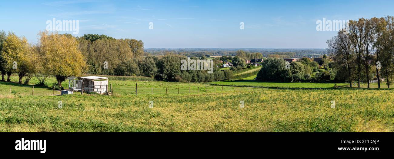 Extra großer Panoramablick über grüne landwirtschaftliche Felder rund um Geraardsbergen, Ostflämische Region, Belgien Credit: Imago/Alamy Live News Stockfoto