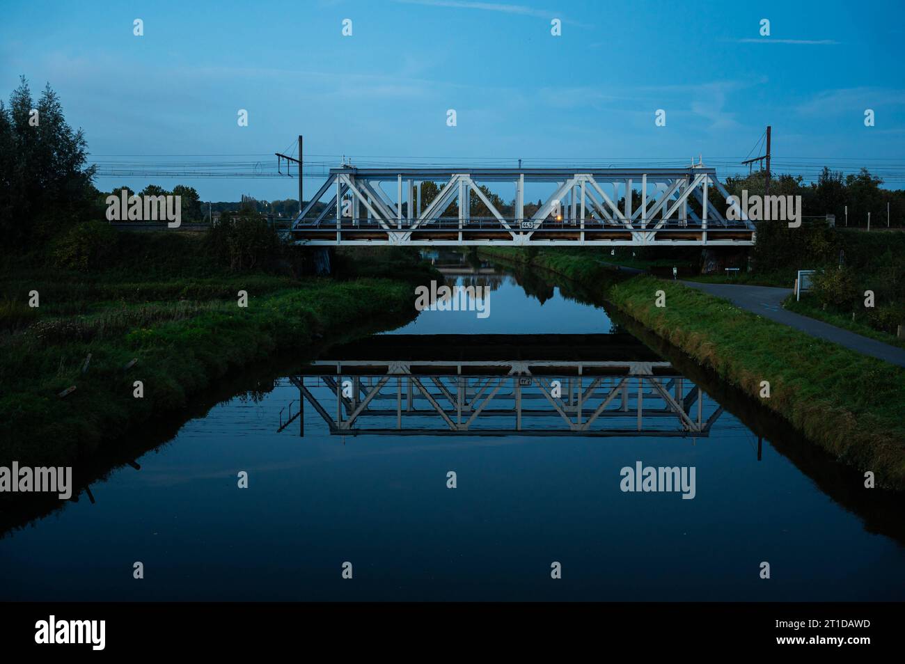 Brücke über den Fluss Dender während der blauen Stunde, Denderleeuw, Ostflämische Region, Belgien Credit: Imago/Alamy Live News Stockfoto