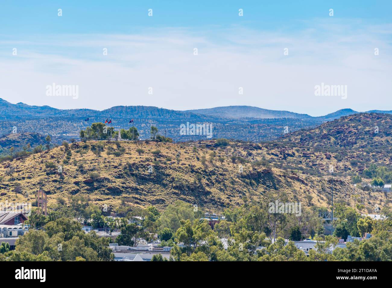 Blick über die raue Landschaft von Alice Springs (Mparntwe) zu den Flaggen auf dem ANZAC Hill im Northern Territory, Australien Stockfoto