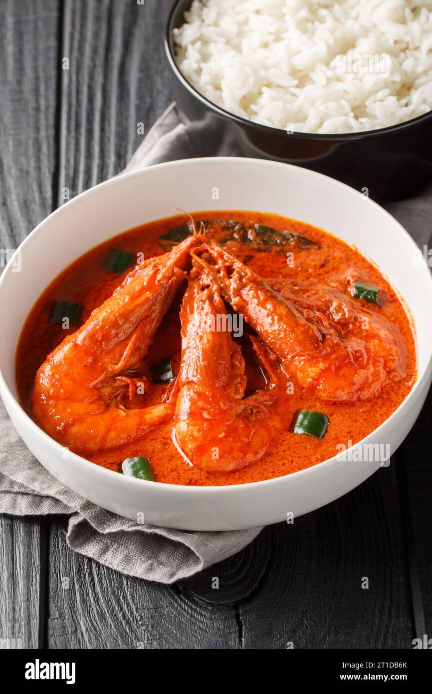Chingri Macher Malai Curry ist ein traditionelles Bengali, das mit sautierten Tigergarnelen in einer milden, gewürzten Currysauce auf Kokosmilch-Basis gekocht wird Stockfoto