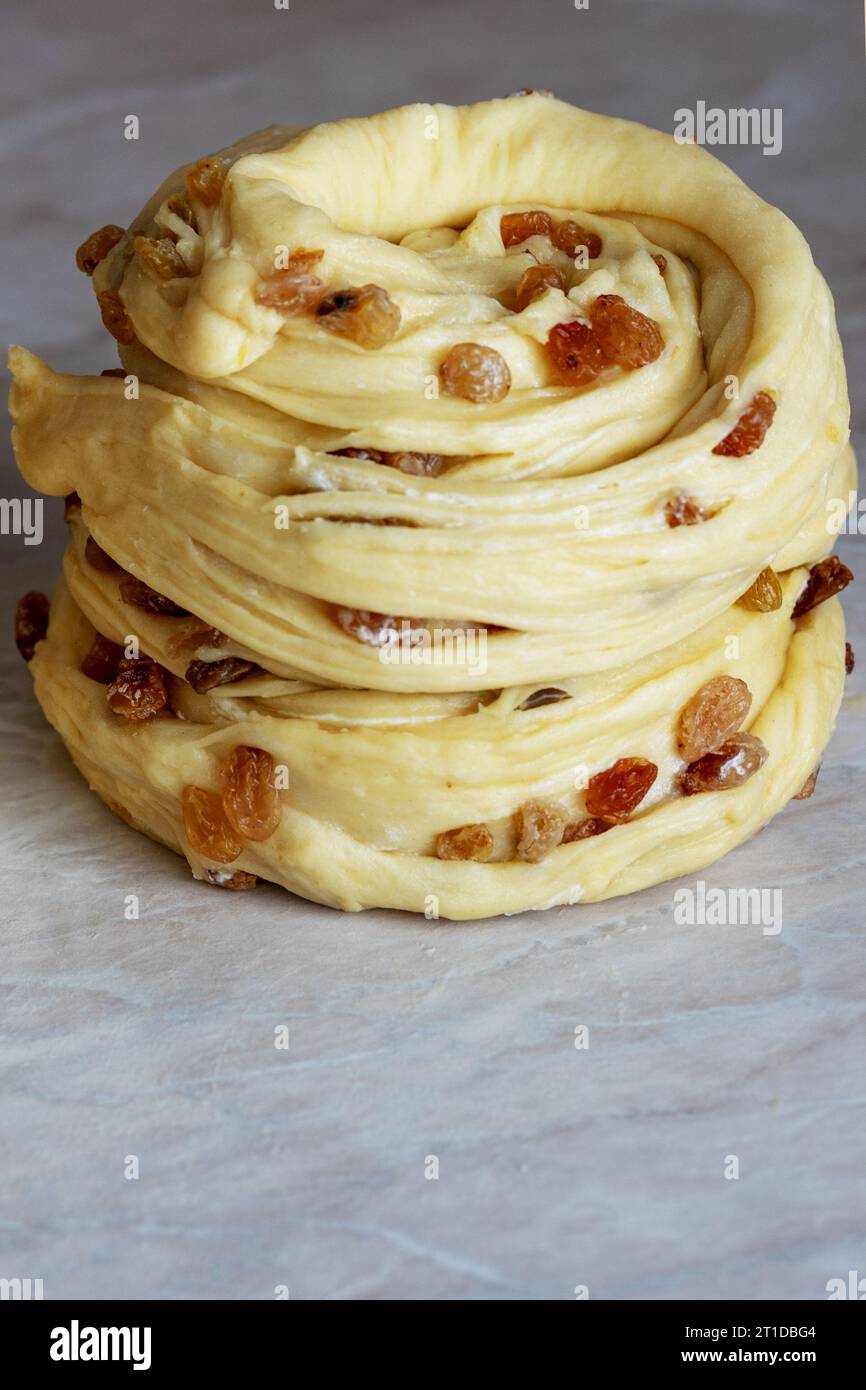 Teig mit Rosinen. Craffin vor dem Backen. Hausgemachte Oster-Kruffins. Nahaufnahme Stockfoto