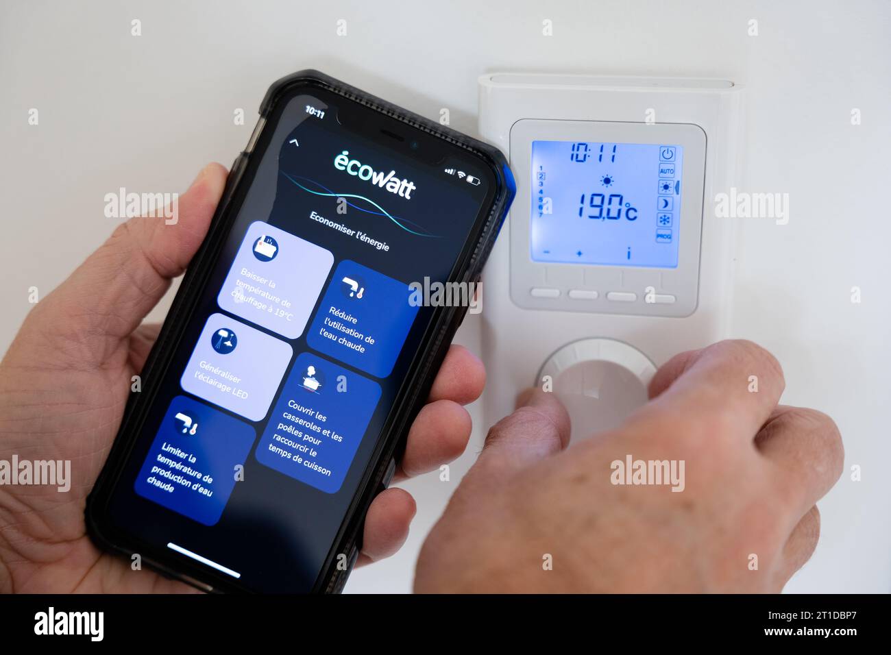 Die mobile EcoWatt-App für einen besseren Stromverbrauch; Ecowatt gibt französischen Verbrauchern Tipps zur Energieeffizienz, um den Verbrauch zu reduzieren und Schwarz zu vermeiden Stockfoto
