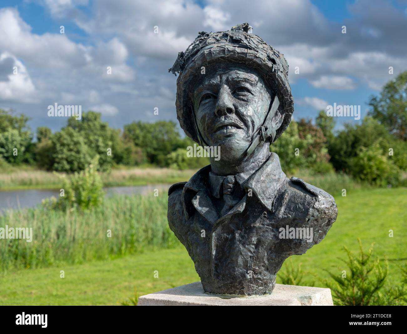 Diese Bronzebüste von Major John Howard steht am Ufer des Caen Canal und blickt auf die Pegasus Bridge. Stockfoto