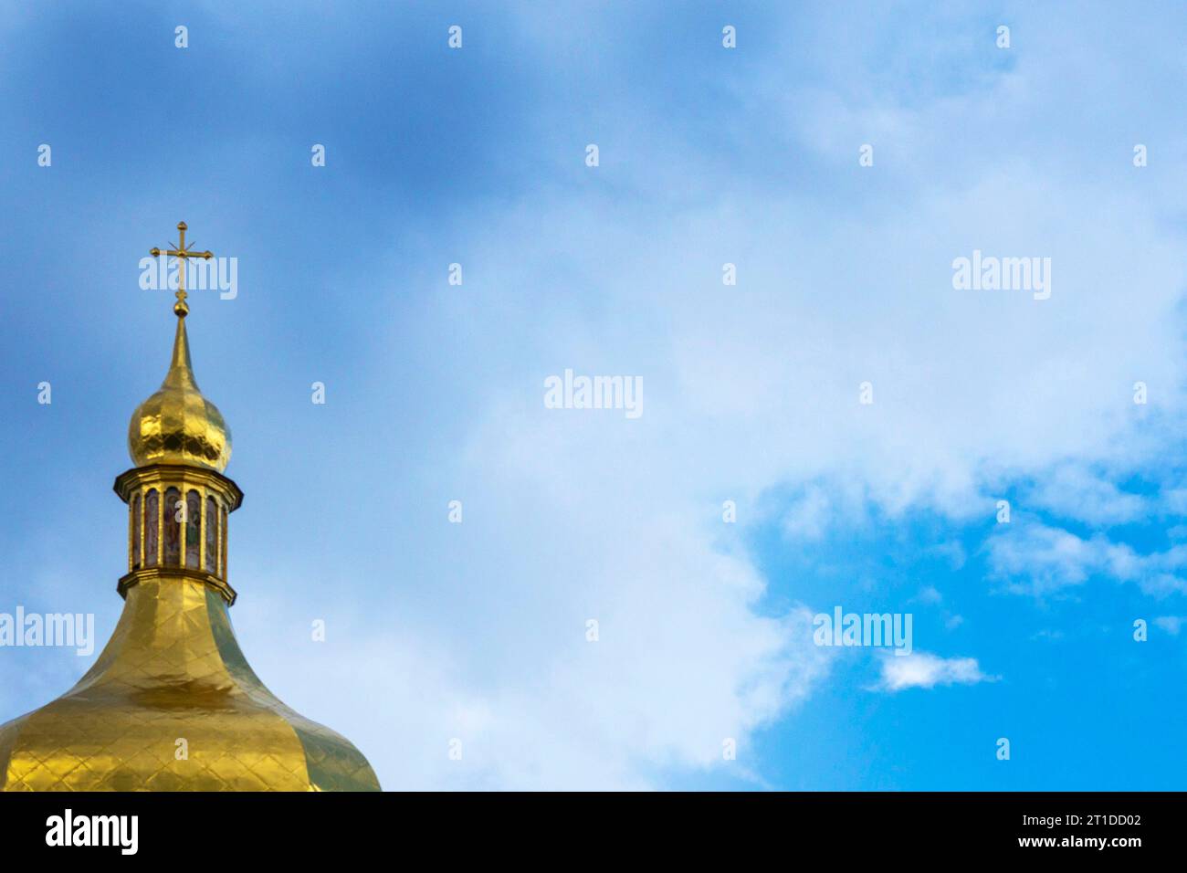 Goldkuppeln christlicher Kirchen. Haus des Gebets. Religionsbegriff, glaube an Gott. Kuppeln mit Kreuzen vor dem Hintergrund des wunderschönen Himmels mit Stockfoto