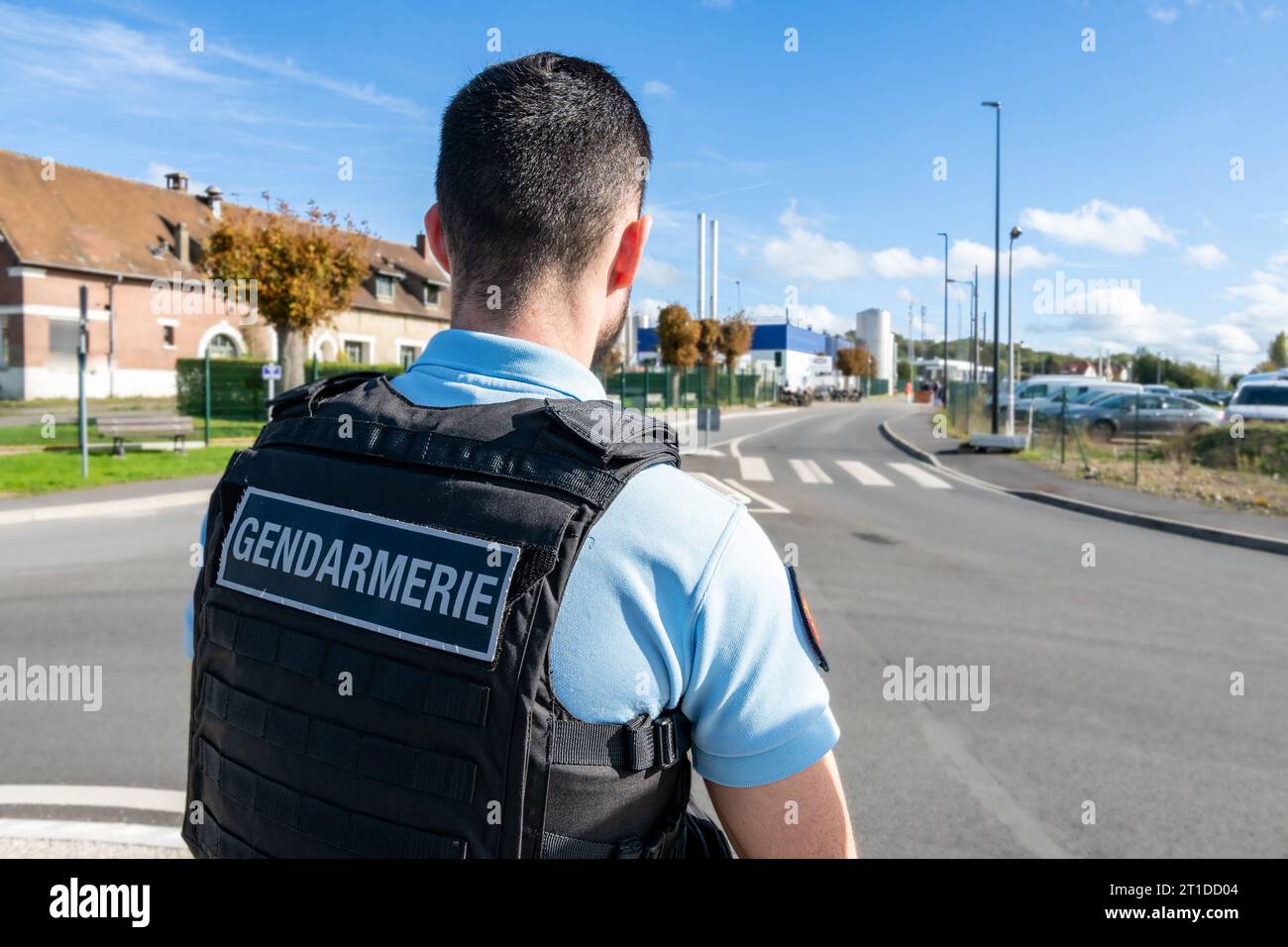 Polizeibeamter („Gendarme“), der eine Straßenkontrolle an einem Kreisverkehr durchführt Stockfoto