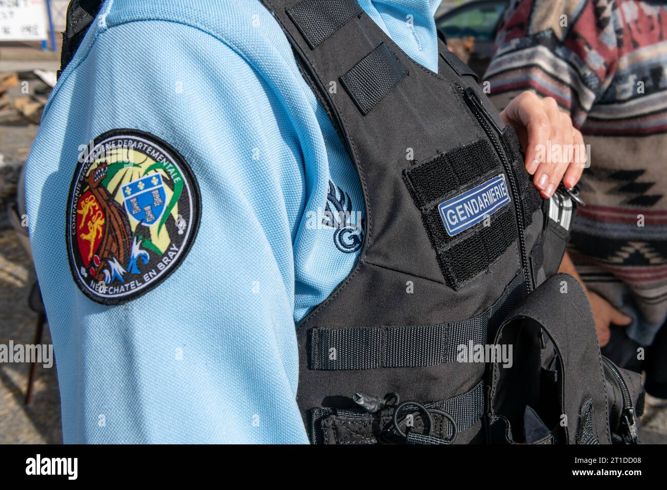 Polizeibeamter („Gendarme“), der eine Straßenkontrolle an einem Kreisverkehr durchführt Stockfoto