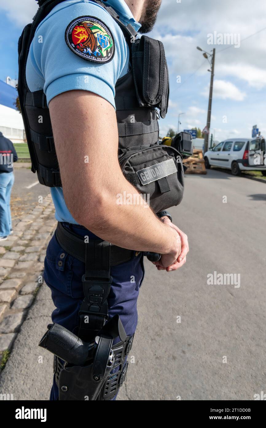 Polizeibeamter („Gendarme“), der eine Straßenkontrolle an einem Kreisverkehr durchführt Stockfoto