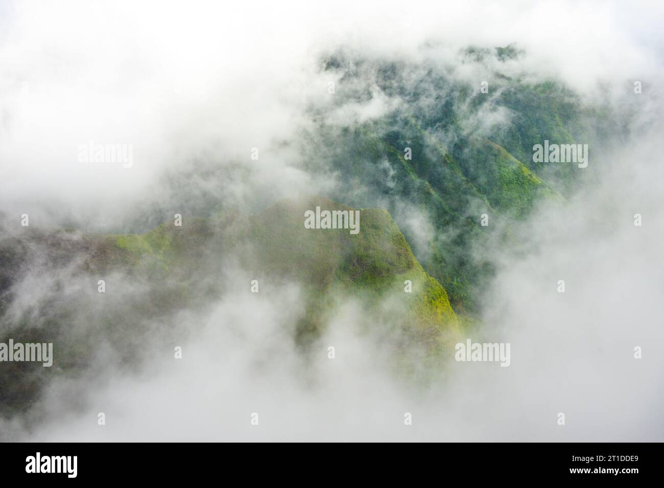 Tropischer Berg durch die Wolken, Tahiti Stockfoto