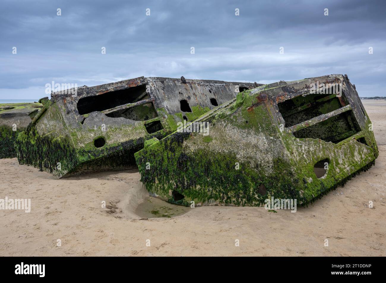 Überreste eines Mulberry Harbour am Strand von Arromanches-les-Bains, Normandie, Frankreich. Stockfoto