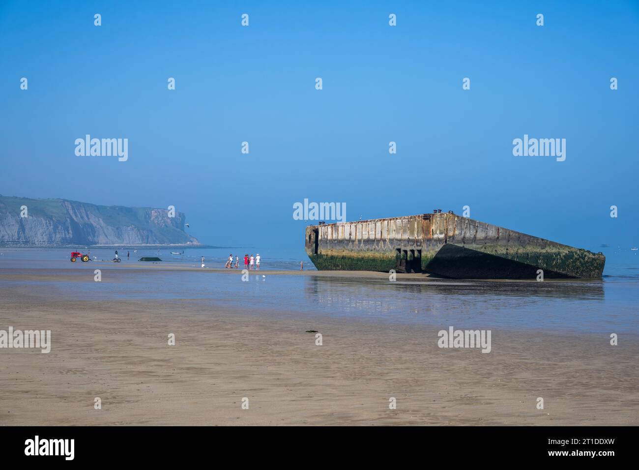 Überreste eines Mulberry Harbour am Strand von Arromanches-les-Bains, Normandie, Frankreich. Stockfoto