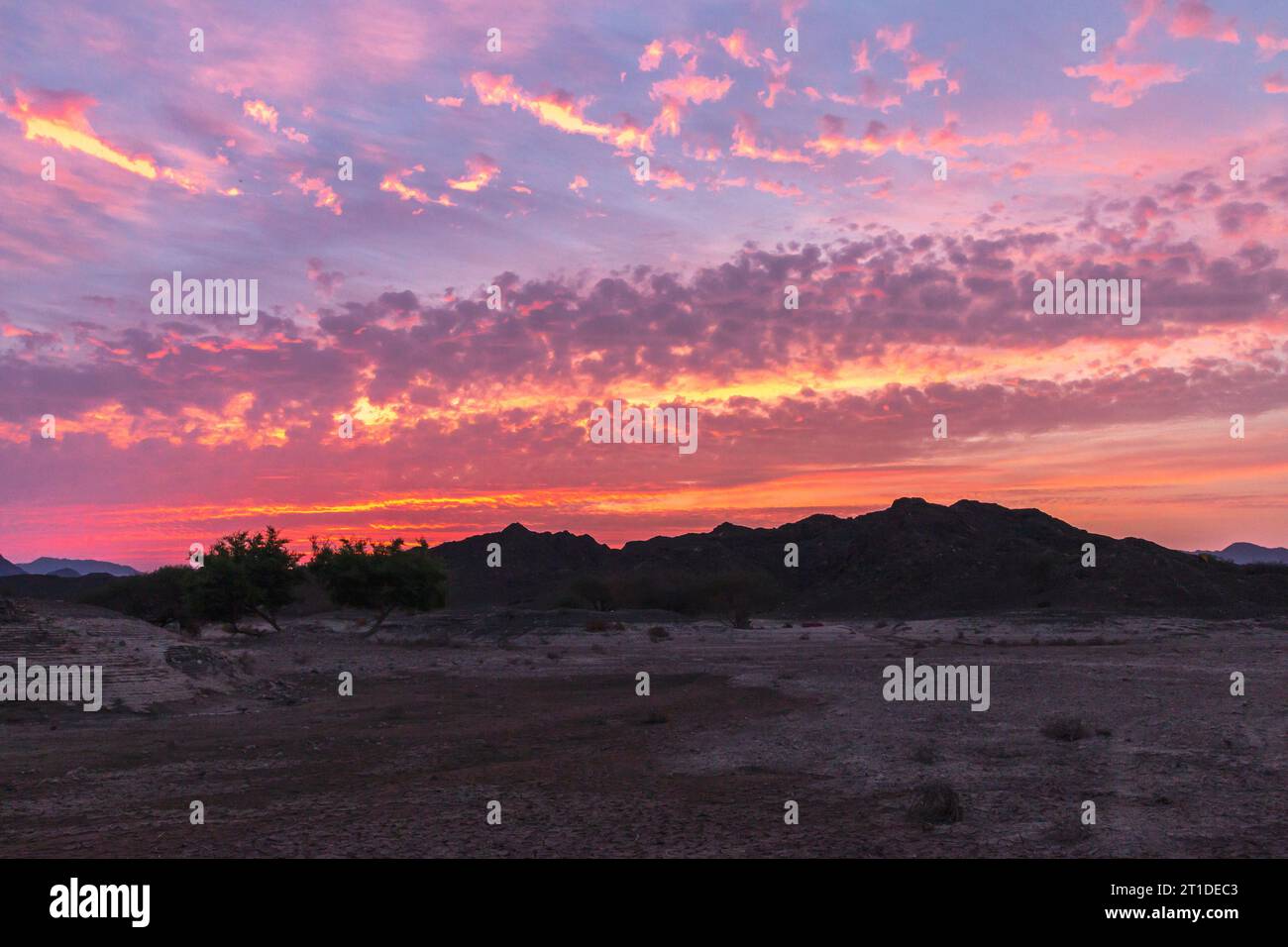 Atemberaubender Blick auf den Sonnenaufgang mit wunderschönem Himmel und Wolken im Hintergrund von Dubai, Vereinigte Arabische Emirate Stockfoto