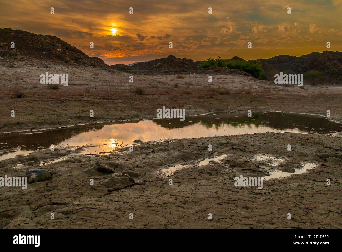 Wunderschöne Morgenlandschaft mit Nebel und Nebel Golden Light Sonnenaufgang auf hohen Bergen. Dubai, Vereinigte Arabische Emirate Stockfoto