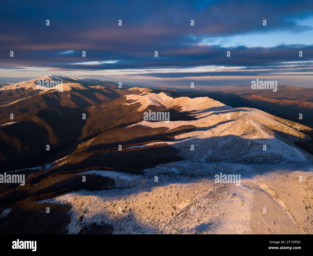 Morgenblick von oben auf die schneebedeckten Balkanberge in Beklemeto Pass Region. Stockfoto