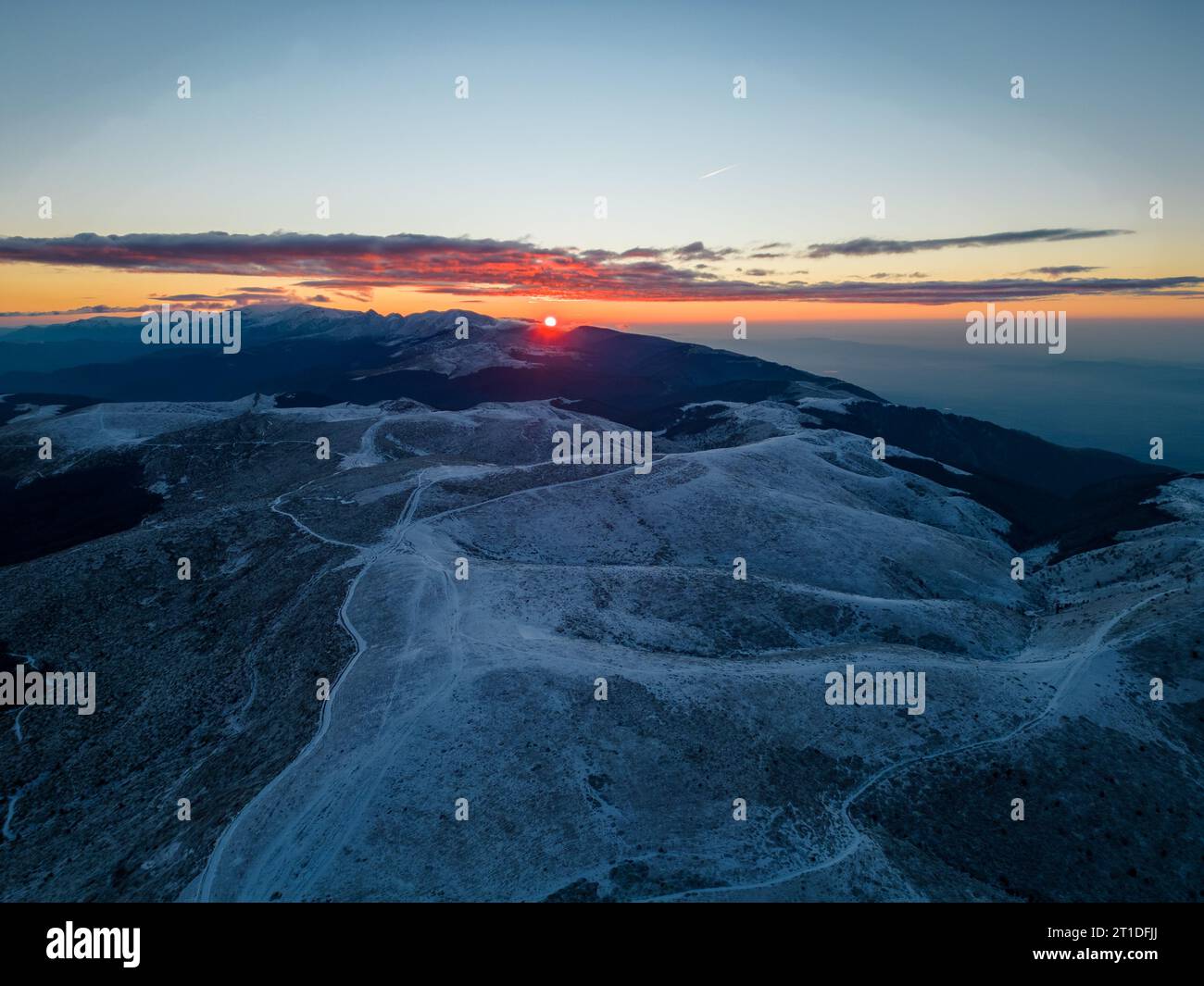 Morgenblick von oben auf die schneebedeckten Balkanberge in Beklemeto Pass Region. Stockfoto