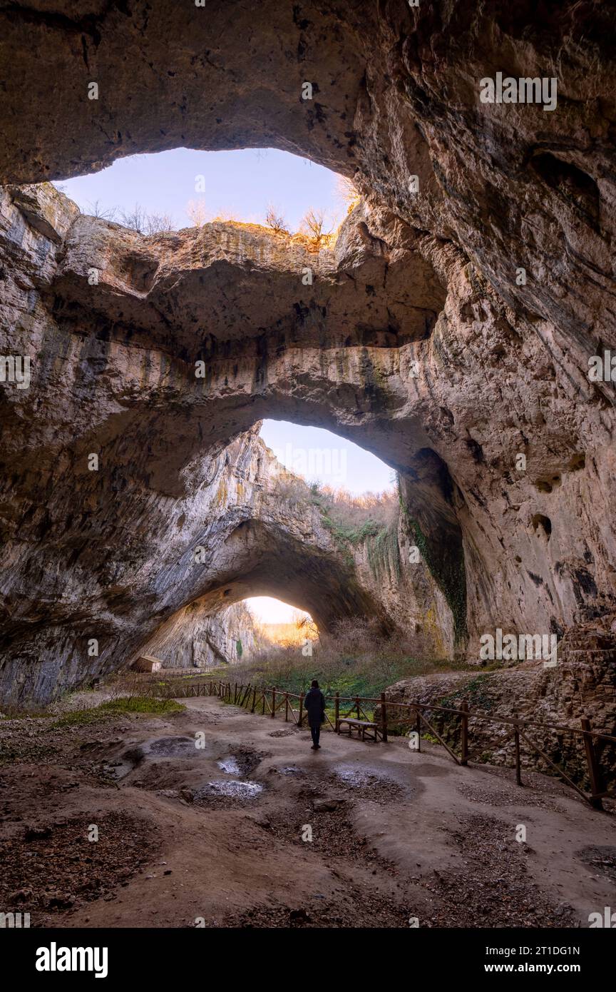 Im Inneren der fantastischen Devetaschka-Höhle im Norden Bulgariens, in der Nähe der Stadt Lovech Stockfoto