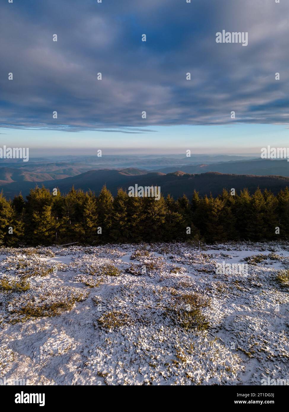 Morgenblick von oben auf die schneebedeckten Balkanberge in Beklemeto Pass Region. Stockfoto