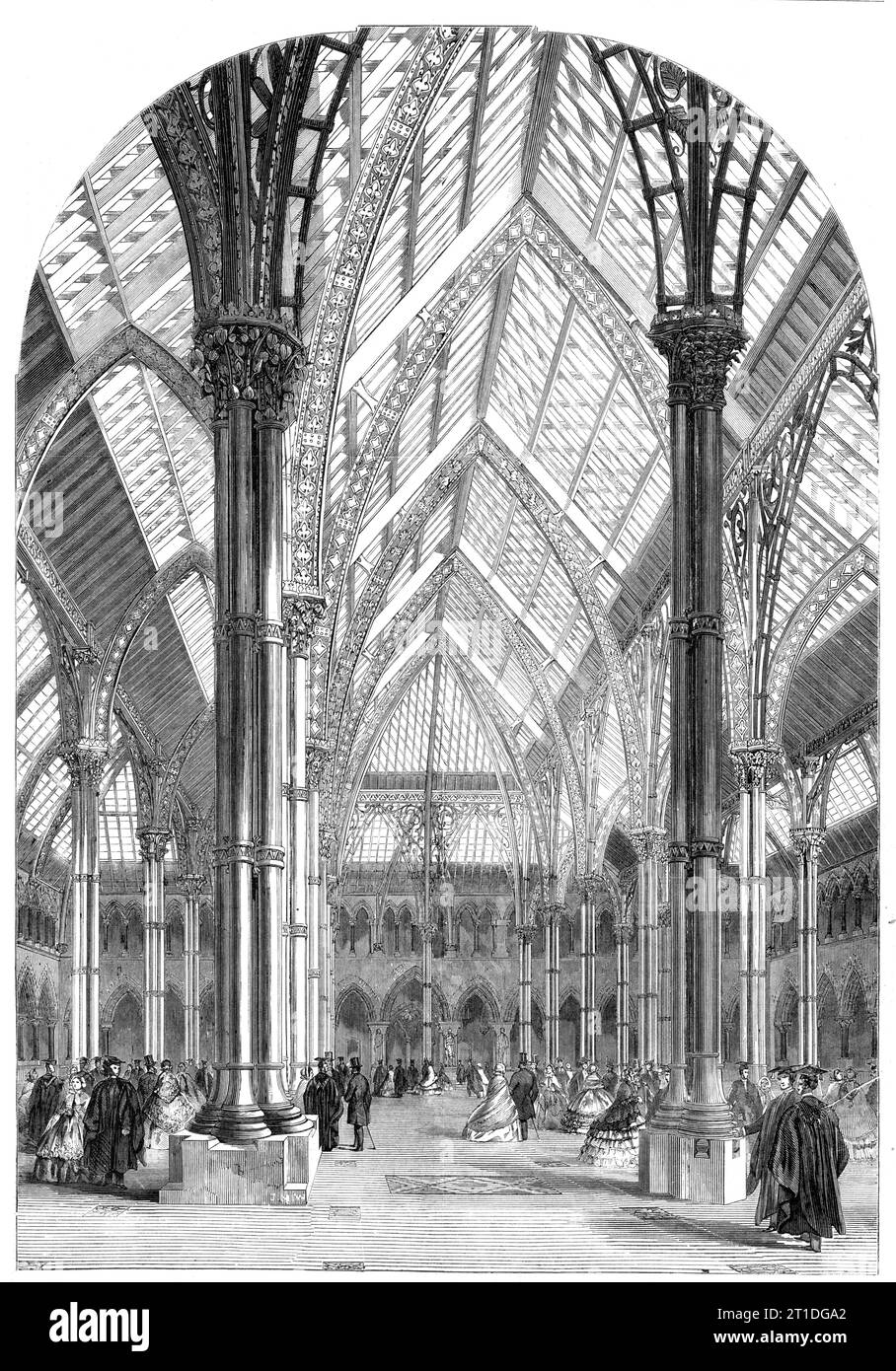 The Central Court and Arcades of the Oxford University Museum, 1860. Das Gebäude wurde von Thomas Newenham Deane und Benjamin Woodward entworfen. "Das Zentrum des Gebäudes, das die verschiedenen Sammlungen beherbergen soll, besteht aus einem geräumigen Viereck mit 112 Quadratmetern, das von einem Glasdach bedeckt ist, das auf gusseisernen Säulen gestützt ist, selbst eine neue Idee und ein etwas zweifelhaftes Experiment in der strukturellen Anordnung in der gotischen Architektur. Der dekorative Teil des Daches ist aus Schmiedeeisen und wurde von Mr. Skidmore aus Coventry ausgeführt. In den Spandrils nimmt es die Form von verflochtenen Zweigen an, Stockfoto