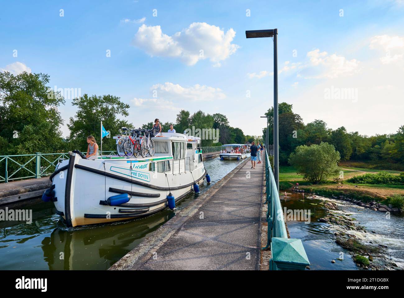 Flusstourismus auf dem schiffbaren Aquädukt Digoin, auf dem Canal Lateral a la Loire. Die schiffbare Wasserbrücke von Digoin ermöglicht den Canal Lateral a la Lo Stockfoto