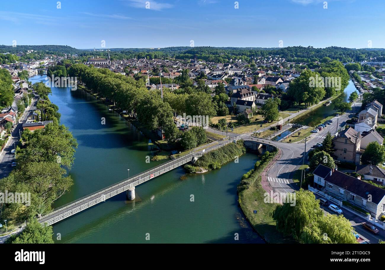 Der Fluss Loing und der Canal du Loing in Nemours (Gebiet von Paris): Aus der Vogelperspektive mit der Fußgängerbrücke und der Schleuse „ecluse des 12 Buttes“ Stockfoto