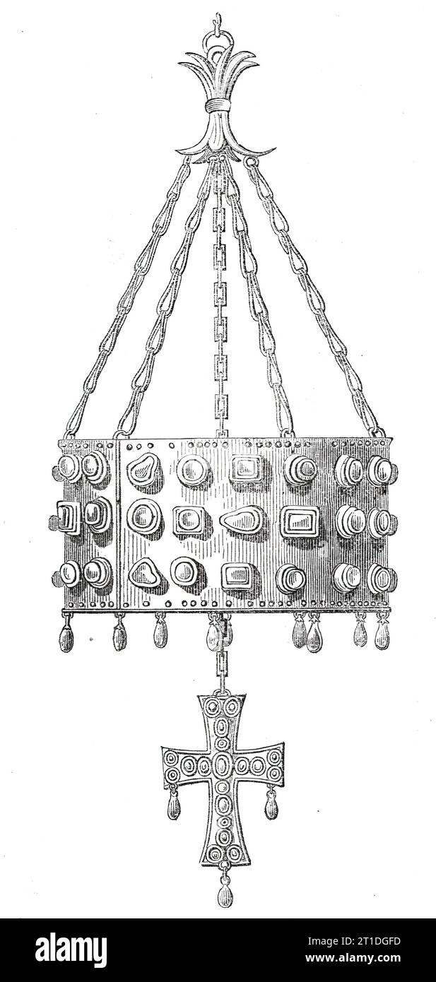 Alte Goldkrone und Kreuz in Spanien gefunden, 1860. 'Einige Zeit, seit eine bemerkenswerte Entdeckung königlicher Insignien auf dem Grundstück eines Grundbesitzers in La Fuente de Guarrazar in der Nähe von Toledo gemacht wurde... die Krone und das hängende Kreuz sollen von der Königin von Reccesvinthus getragen worden sein... Der breite Kreis ist mit 54 Rubinen, Saphiren, Smaragden und Opalen besetzt, und acht hängende Saphire säumen seinen unteren Rand. Das hängende Kreuz ist an beiden Seiten mit Saphiren, orientalischen Onyxen und Perlen verziert; und es hat Saphire, die an Fuß und Gliedmaßen angebracht sind... nach der Entdeckung dieser Präc Stockfoto