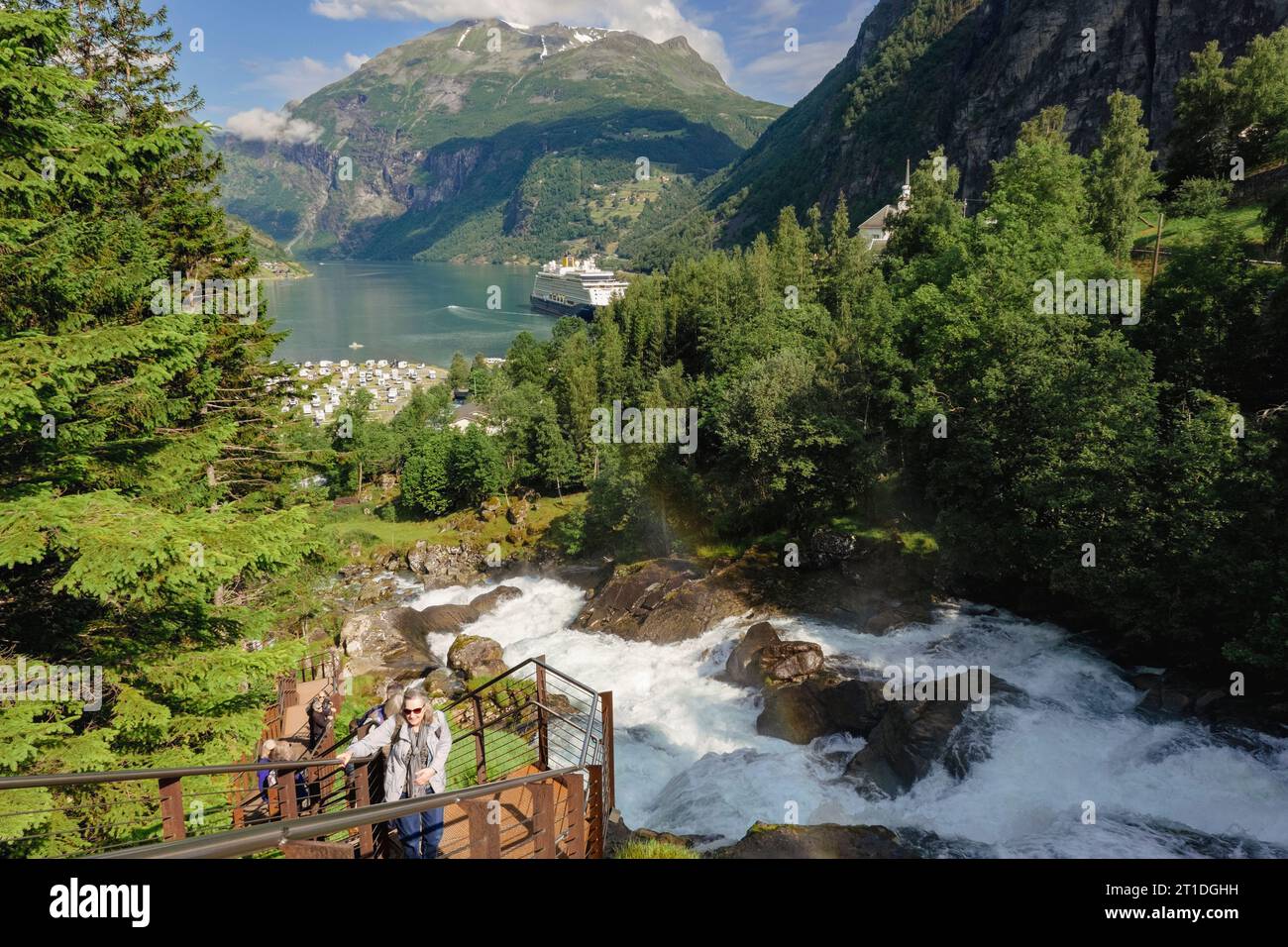 Fußweg auf dem Wasserfall Trail mit Blick auf den Fjord unten. Geiranger, Møre og Romsdal, Norwegen, Skandinavien, Europa Stockfoto
