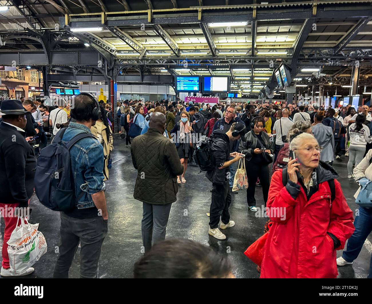 Paris, Frankreich, Blick auf eine große Menschenmenge, Reisende, im französischen Bahnhof, Gare de l'Est, Beginn des Transportation Labor Strike Stockfoto
