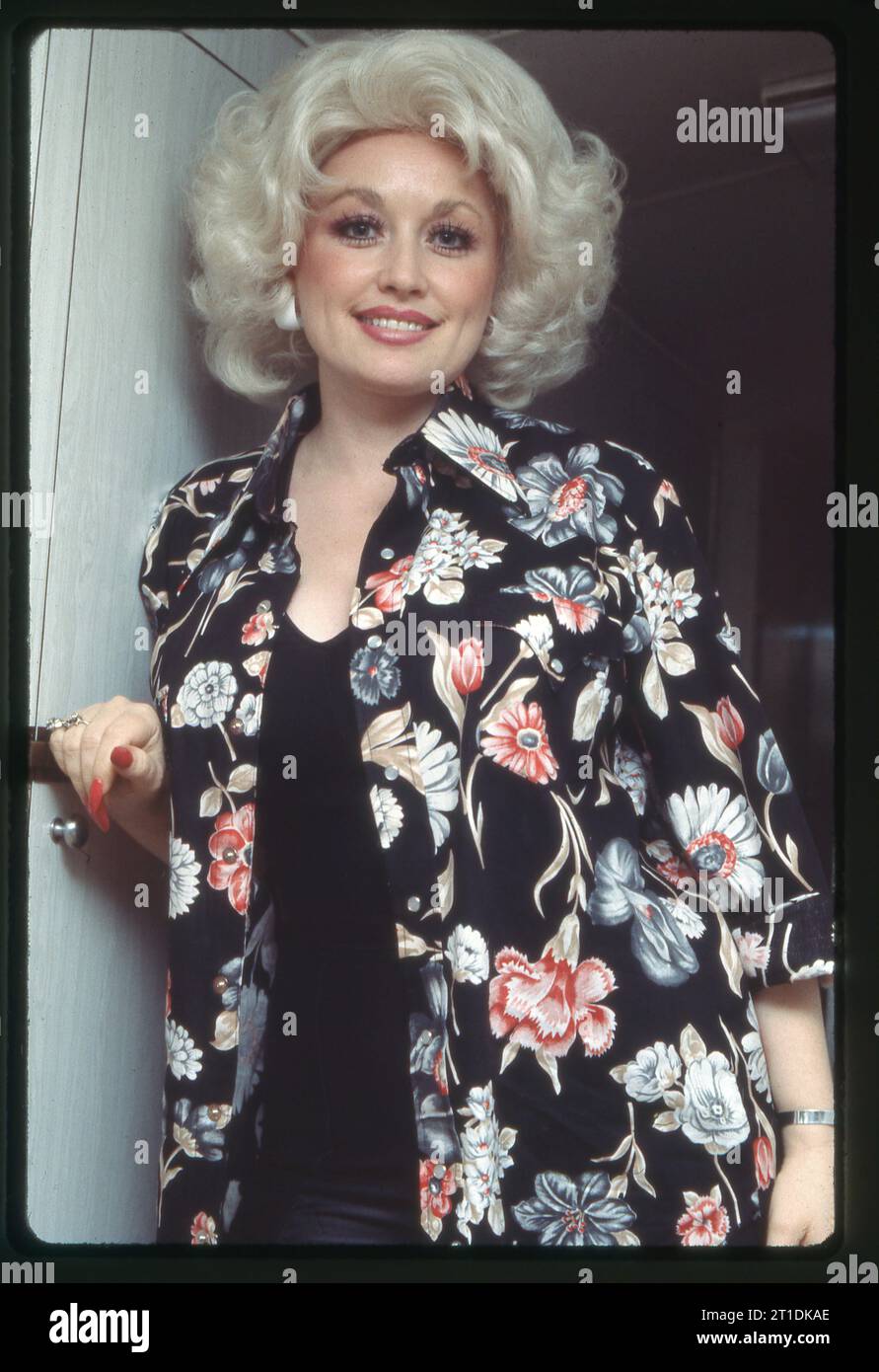 Dolly Parton in einer Bluse mit Blumenmuster auf ihrem Tourbus während ihrer langwierigen Tour im Mittleren Westen 1978. Stockfoto