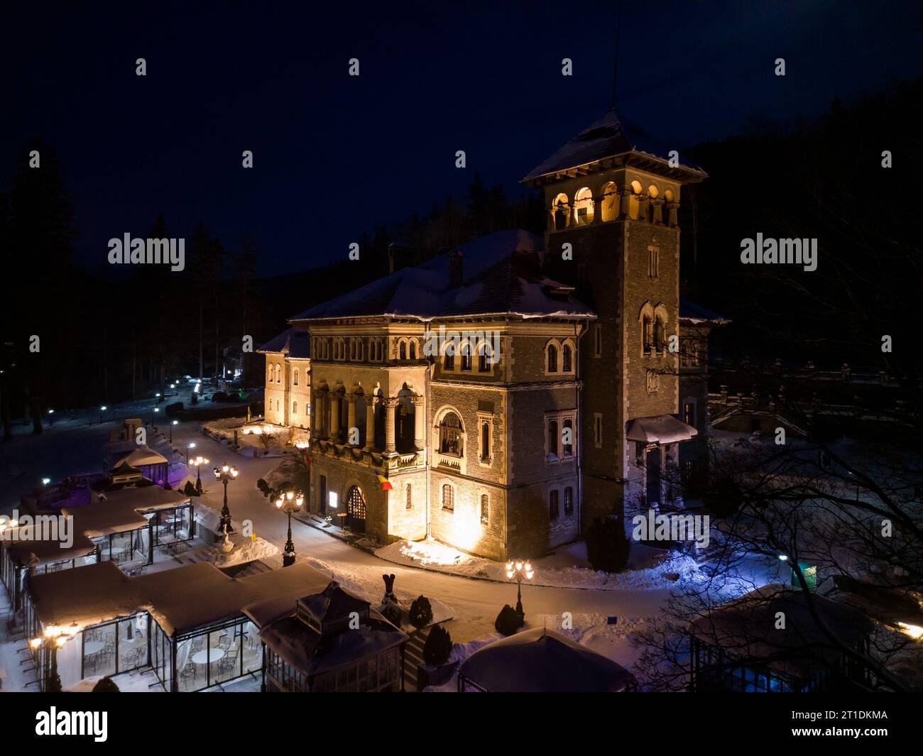 Blick aus der Vogelperspektive auf das Schloss Cantacuzino im Winter bei Nacht. Busteni, Rumänien. Stockfoto