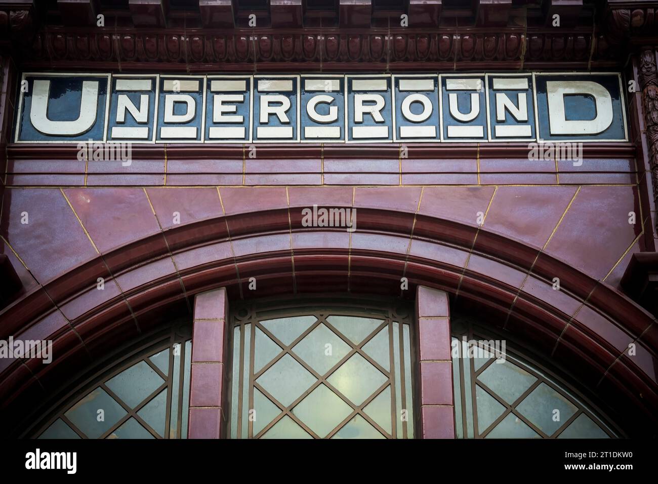 Klassisches, gefliestes Londoner U-Bahn-Schild an der Außenfassade des Bahnhofs Stockfoto