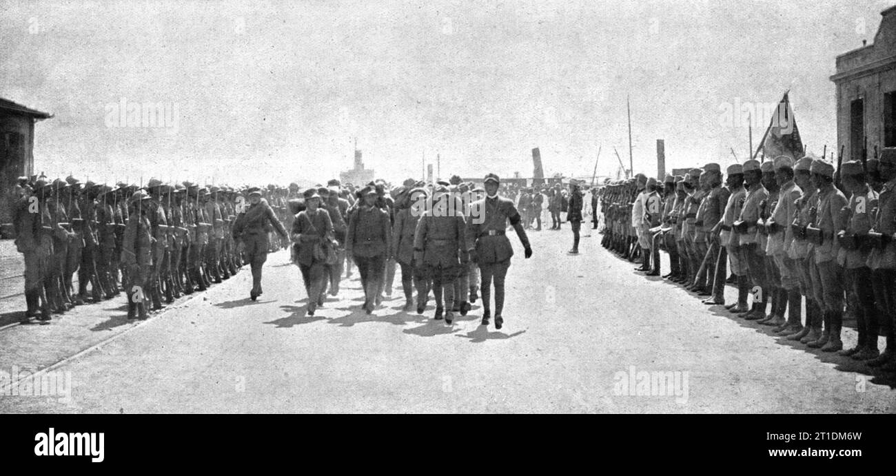 "A Salonique; Debarquement du contingent italien le 10 aout; nos allies s'avancent entre une double haie de Francais, a gauche, et de Serbes, a droite", 1916. Aus L'Album de la Guerre 1914-1919, Band 1 [L'Illustration, Paris, 1924]. Stockfoto