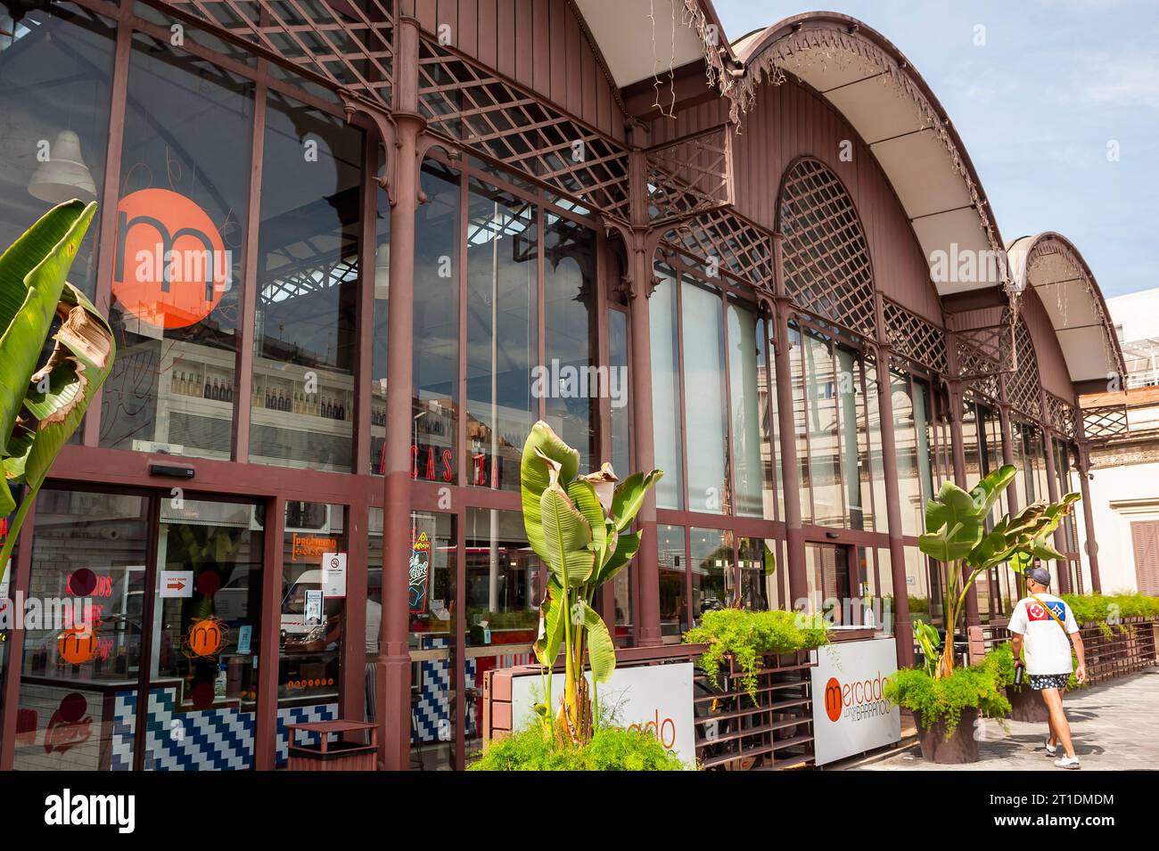 Sevilla, Spanien, angesagtes spanisches Café-Restaurant, öffentlicher Lebensmittelmarkt 'Mercado Lonja del Barranco », Außengebäude Stockfoto