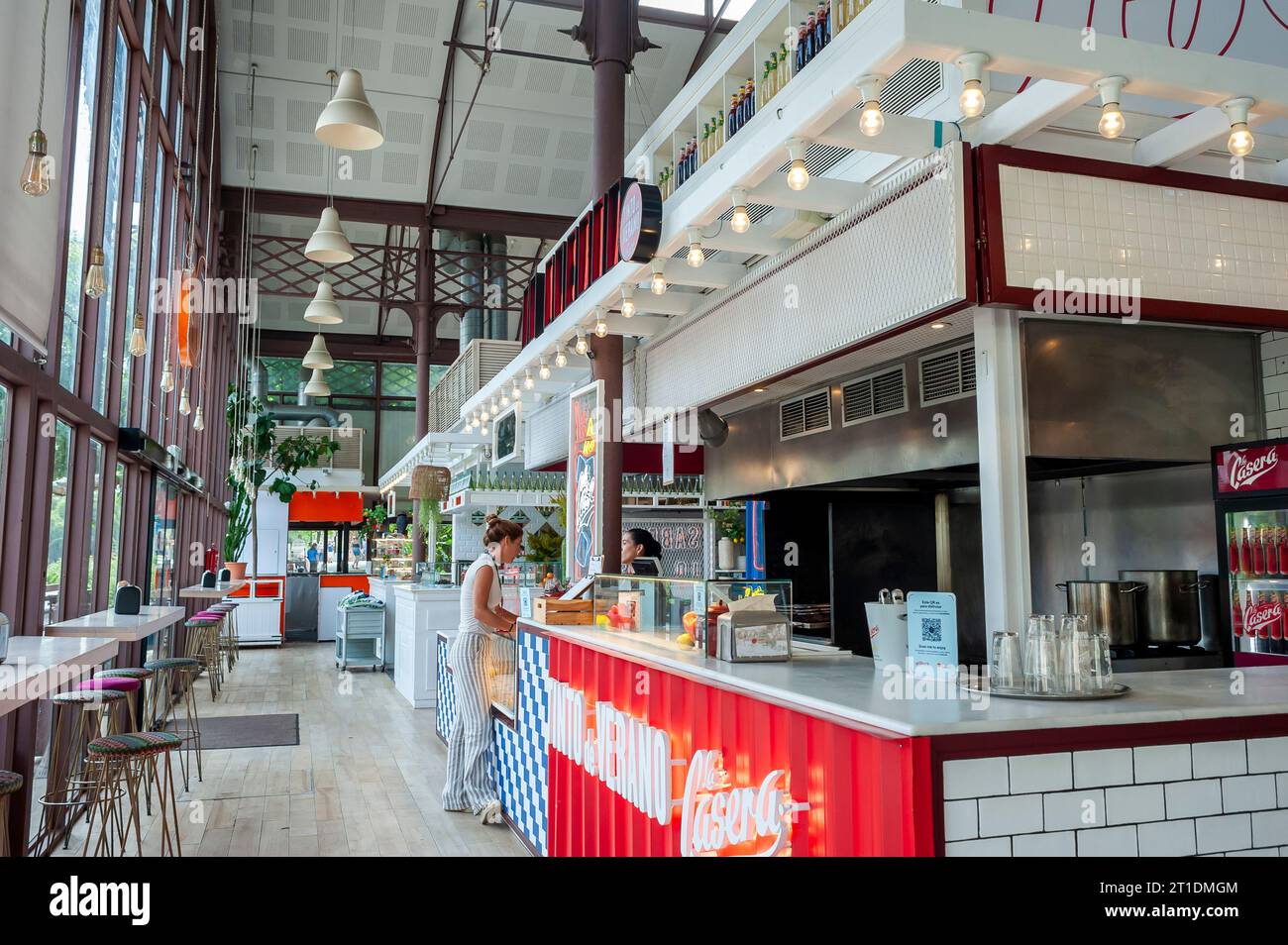Sevilla, Spanien, Leute im Haus, trendiges spanisches Café Restaurant, öffentlicher Lebensmittelmarkt 'Mercado Lonja del Barranco » Interieur Stockfoto