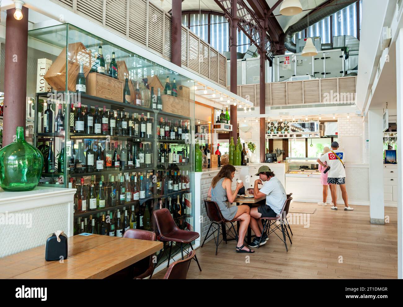 Sevilla, Spanien, Menschen, die Mahlzeiten teilen, Getränke, drinnen, Terrasse, trendiges spanisches Cafe Restaurant, Publlc Food Market 'Mercado Lonja del Barranco » Weine Stockfoto