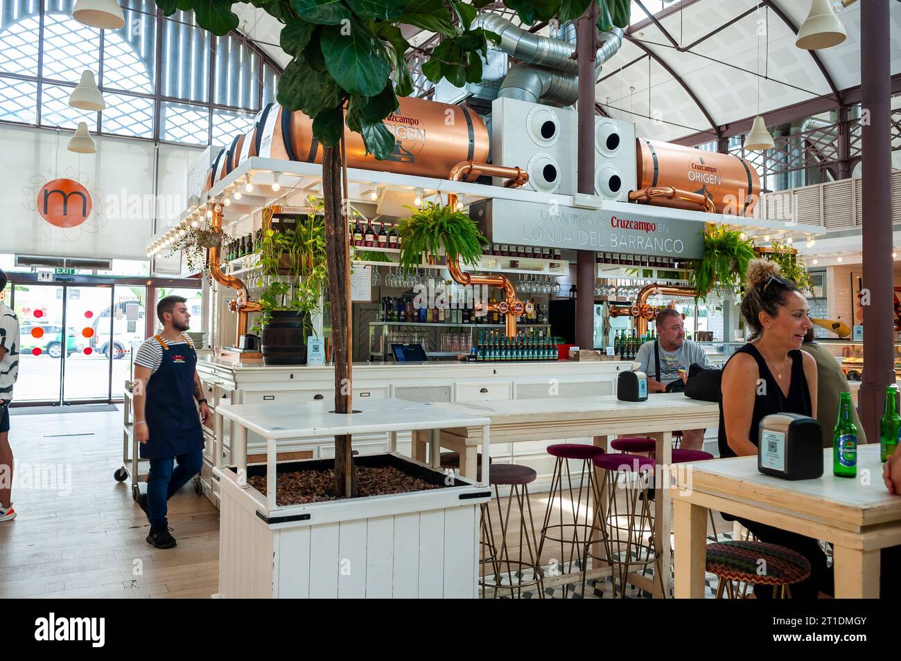 Sevilla, Spanien, Menschen, die Mahlzeiten teilen, Getränke, drinnen, Terrasse, trendiges spanisches Cafe Restaurant, Publlc Food Market 'Mercado Lonja del Barranco' Stockfoto