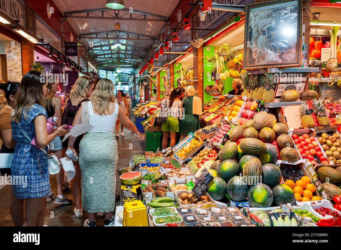 Sevilla, Spanien, Crowd People, Touristen Shopping, überdachter öffentlicher spanischer Lebensmittelmarkt, „Mercado de Triana“ Display, Verkauf, Ausstellung Stockfoto