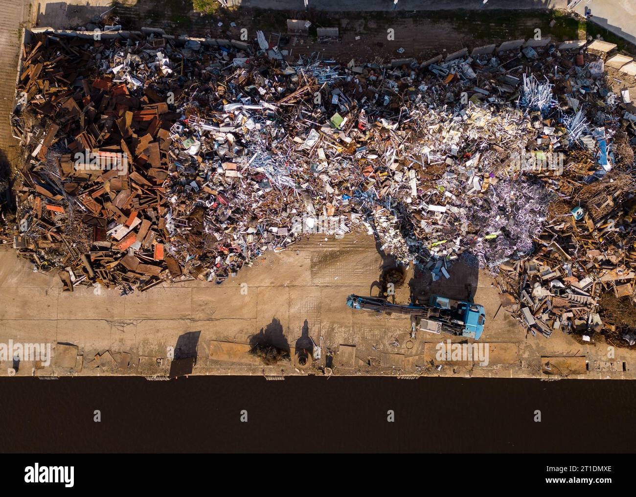 Draufsicht einer Altmetallrecyclinganlage. Stockfoto