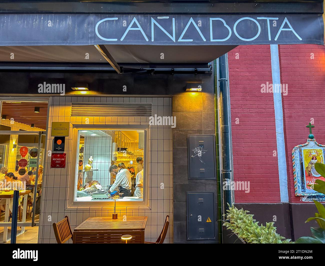 Sevilla, Spanien, Vorderseite, Fenster mit Blick auf den spanischen Koch bei der Arbeit in der Küche, modernes spanisches Restaurant, 'Canabota' in der Altstadt Stockfoto