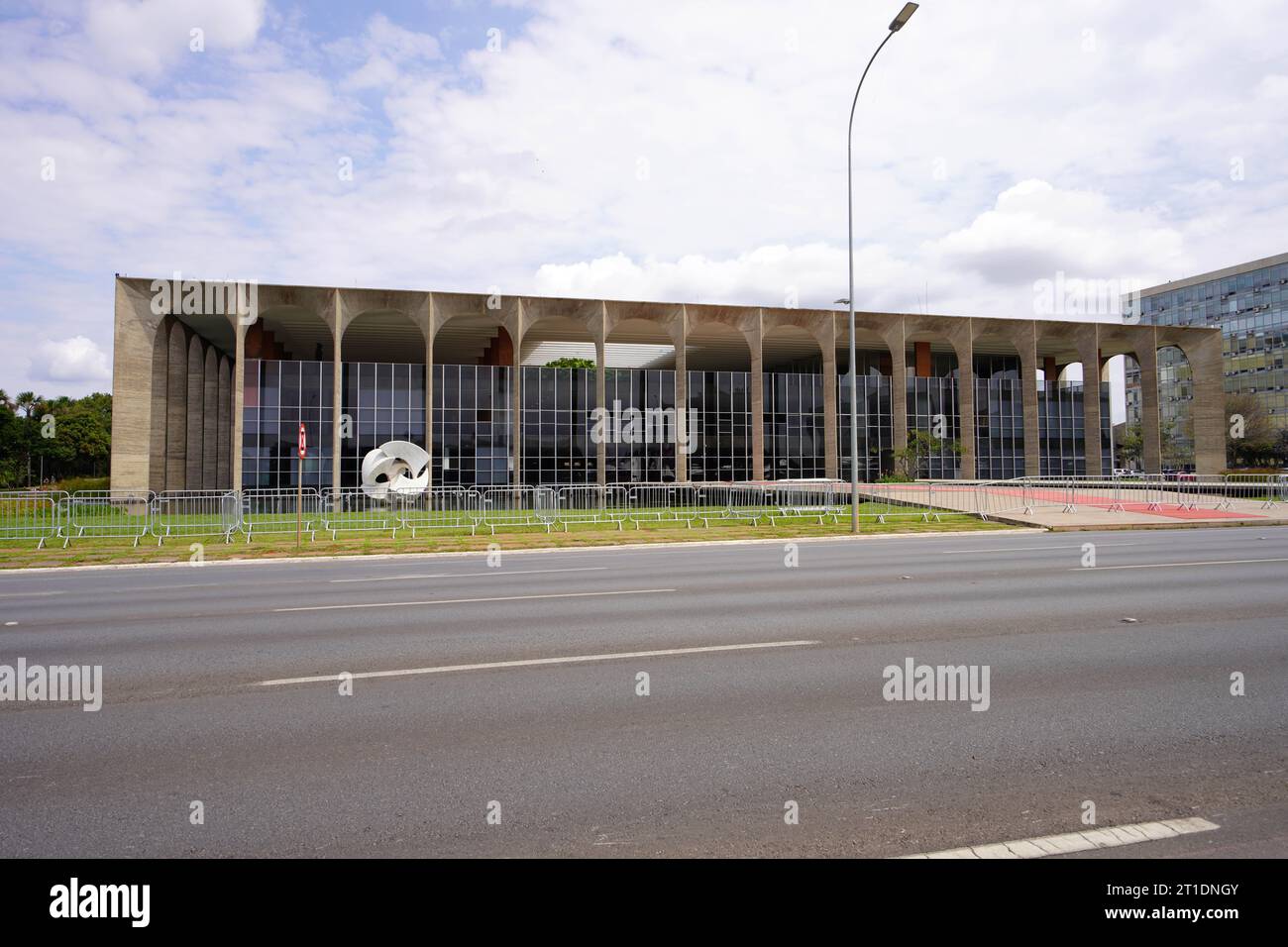 BRASILIA, BRASILIEN - 30. AUGUST 2023: Der Itamaraty-Palast ist der Sitz des brasilianischen Außenministeriums in Brasilia und desi Stockfoto