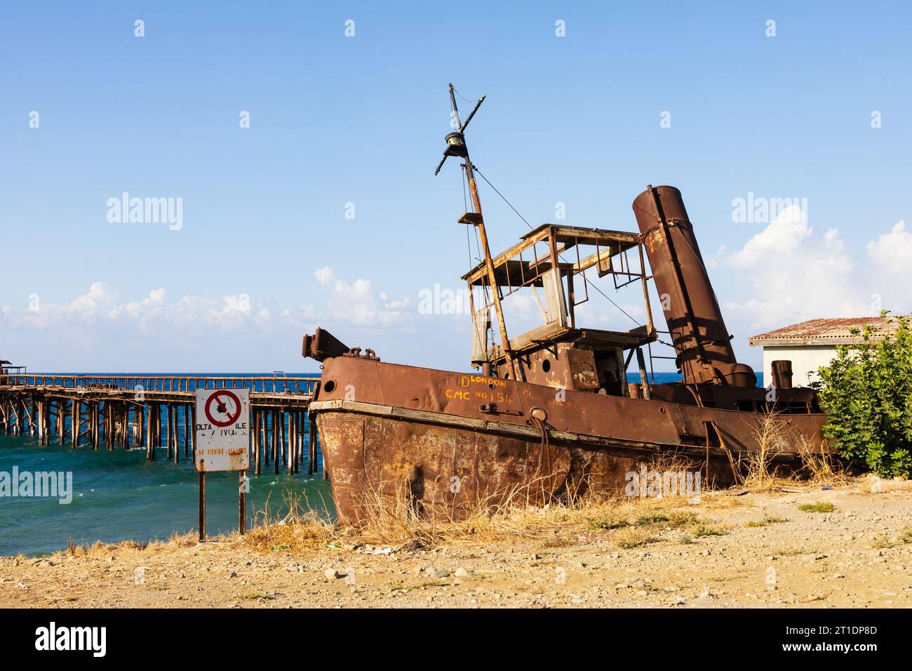 Verlassenes Wrack des Cyprus Mining Corporation Schleppers, TID154, am Strand von Gemikonagi, Morfou, Türkische Republik Nordzypern. Nord-Cypru Stockfoto