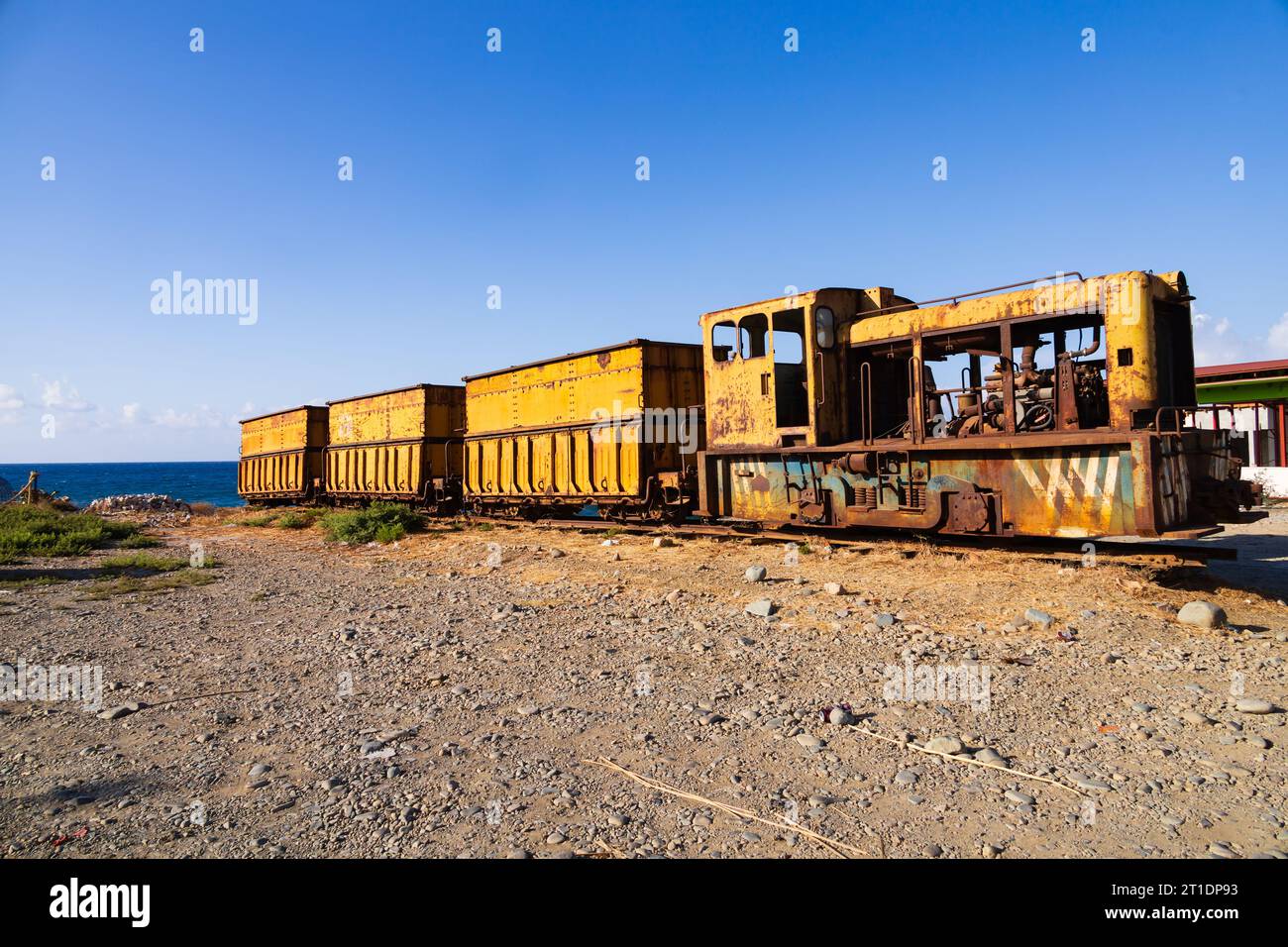 Verlassener, alter Dieselmotor der Cyprus Mining Corporation am Strand von Gemikonagi, Morfou, Türkische Republik Nordzypern Stockfoto