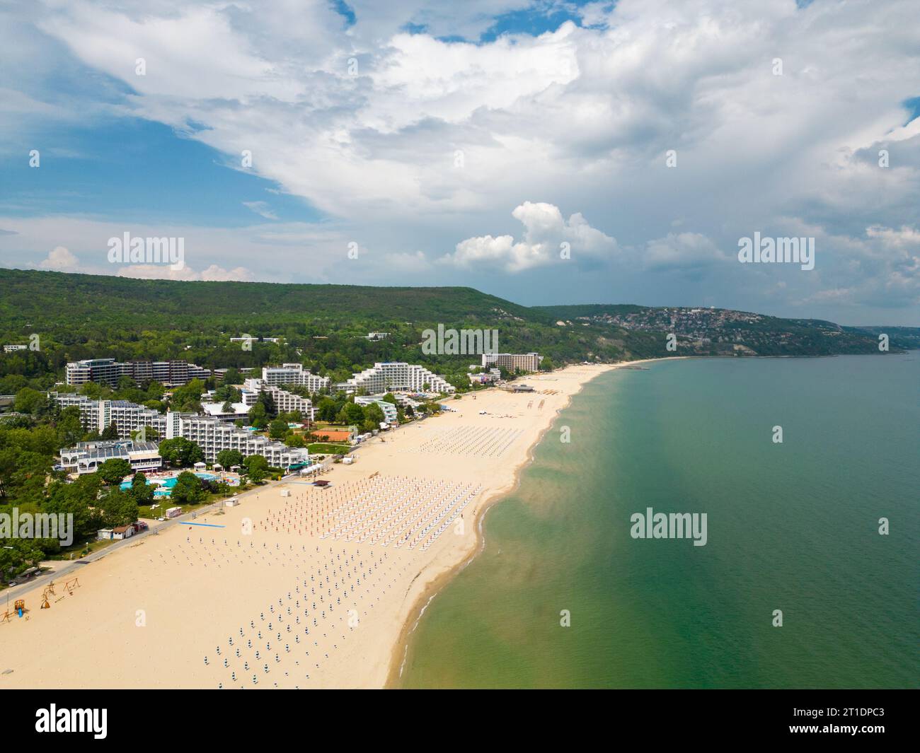 Der Blick auf die bulgarische Stadt Albena entfaltet sich entlang der malerischen Küste. Die Sandstrände, die sich so weit das Auge reicht, sind eifrig aw Stockfoto